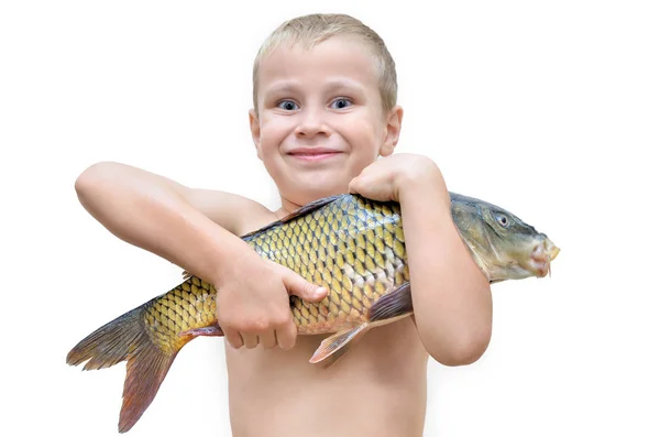 Chłopca gospodarstwa duże ryby na białym tle — Zdjęcie stockowe