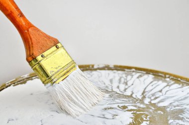 Ahşap Saplı beyaz boya boyama fırça. Çalışmalarında boya araçları. Onarım ve kaplama işleri