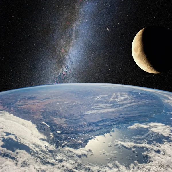 Луна над землей, на фоне Млечного Пути. Элементы этого изображения предоставлены НАСА (http: / / www.nasa.gov / ) — стоковое фото