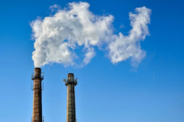 Emissões nocivas para a atmosfera provenientes da indústria. Gases com efeito de estufa e aquecimento glabal — Fotografia de Stock
