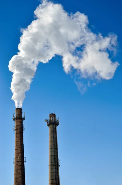 Emisiones nocivas a la atmósfera de la industria. Gases de efecto invernadero y calentamiento del glabal — Foto de Stock