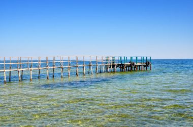 Ahşap arka plan mavi deniz üzerinde döşeme. Tahta iskele sahilde