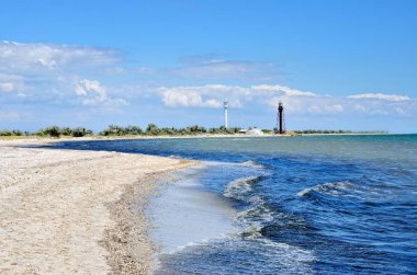 Dalgalar deniz kabukları yapılan temiz plaj yıkadım. Vahşi bir kumsalda manzara.