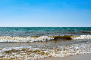 Mavi gökyüzü kara denizin dalgaları. Deniz manzarası, yaz aylarında deniz