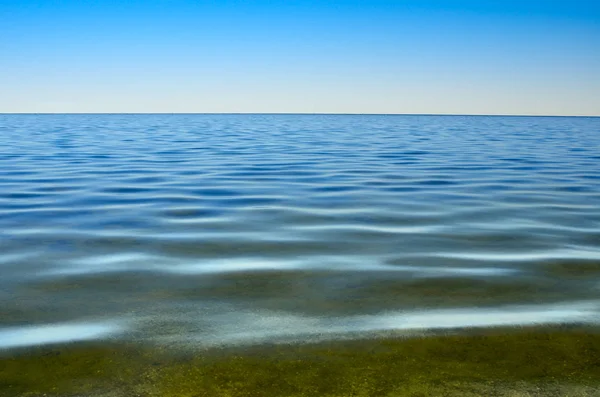 Panorama de olas marinas contra el cielo azul — Foto de Stock