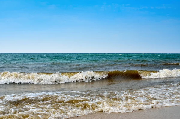 Κύματα της Μαύρης Θάλασσας κατά τον καταγάλανο ουρανό. Θαλασσογραφία, στη θάλασσα το καλοκαίρι — Φωτογραφία Αρχείου