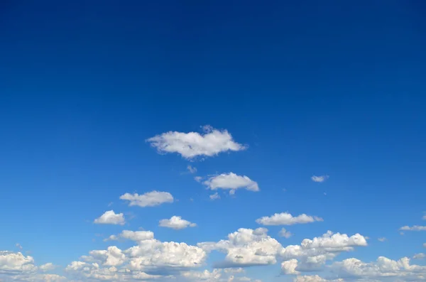 Nubes blancas en el fondo del cielo azul — Foto de Stock