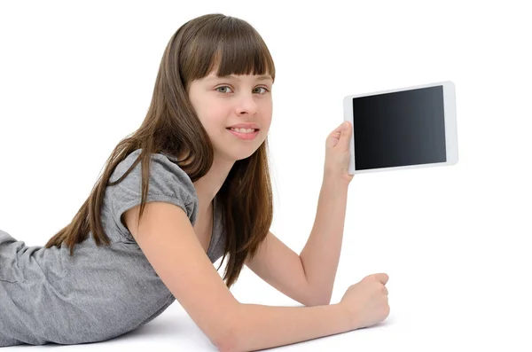 Teen flicka använder en gadget, isolerad på vit bakgrund — Stockfoto