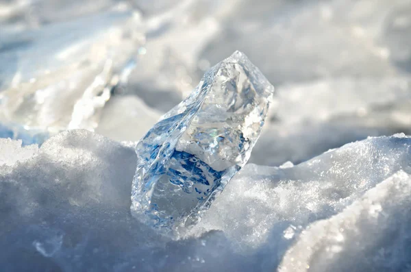 在纯净的冰碎片中反射的光的眩光 — 图库照片