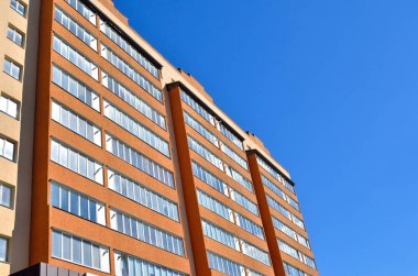 Çok katlı konut mavi gökyüzüne karşı bina