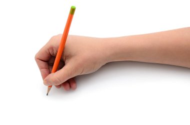 El bir kalem ile beyaz kağıt üzerine çizer.