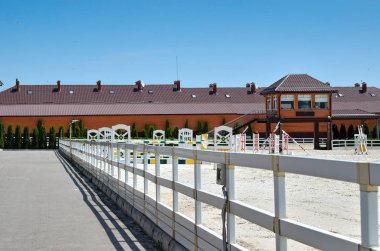 Mavi gökyüzüne karşı rekabet binme bir alan.