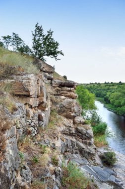 Bir bulutlu gökyüzü arka plan bir kanyonda yeşil ağaçlar