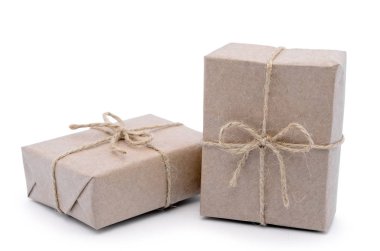 Beyaz bir arka plan üzerinde kağıt ambalaj kutuları sarılmış