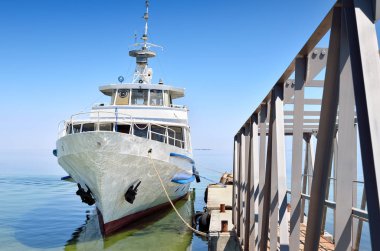 Beyaz mavi gökyüzüne karşı dalgalar deniz gemide