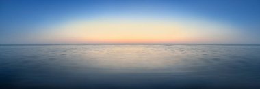 Şafak arka plan üzerinde dalgalar deniz Panoraması