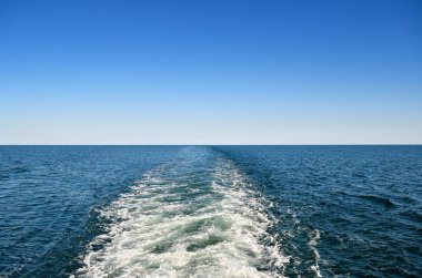 Mavi gökyüzüne karşı dalgalar deniz Panoraması