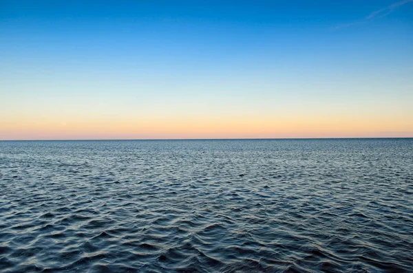 大海的波涛上的黎明背景全景图 — 图库照片