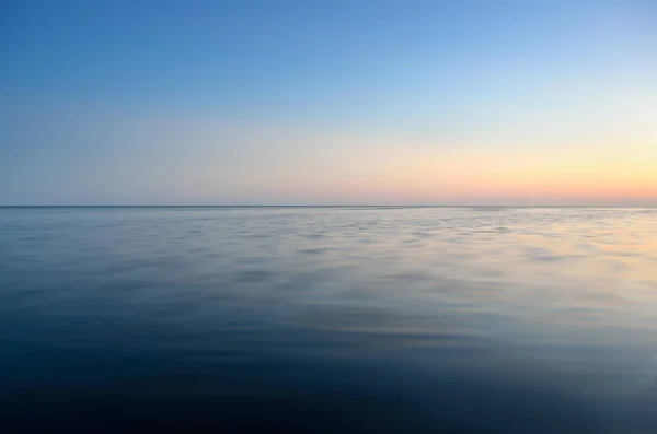 大海的波涛上的黎明背景全景图 — 图库照片