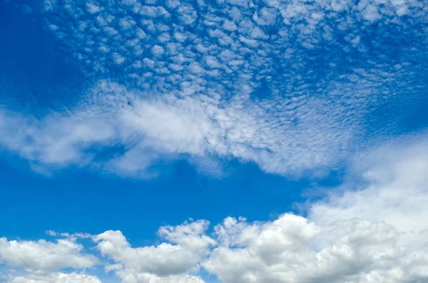 Witte Wolken Achtergrond Van Blauwe Lucht Rechtenvrije Stockafbeeldingen