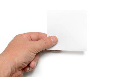 Adam beyaz arka planda beyaz bir sayfa tutuyor..