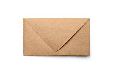 Beyaz arkaplanda kahverengi kağıt posta zarfı.