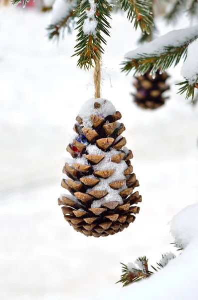 Kar Oyuncaklarla Süslenmiş Noel Ağacının Dallarını Kapladı Çam Kozalaklarından Yapılmış — Stok fotoğraf
