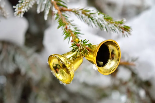 Kar Oyuncaklarla Süslenmiş Noel Ağacının Dallarını Kapladı — Stok fotoğraf