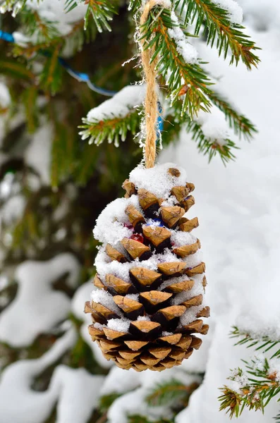 Sněhem Pokryté Větve Vánočního Stromku Zdobené Hračkami Novoroční Dekorace Borových — Stock fotografie