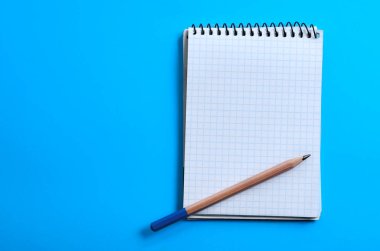 Notlar için not defteri boş bir sayfada açık. Kırtasiye, not kağıdı.