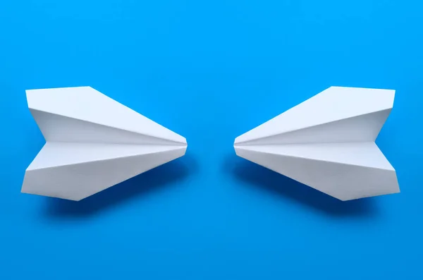 Самолет Белой Бумаги Синем Фоне — стоковое фото