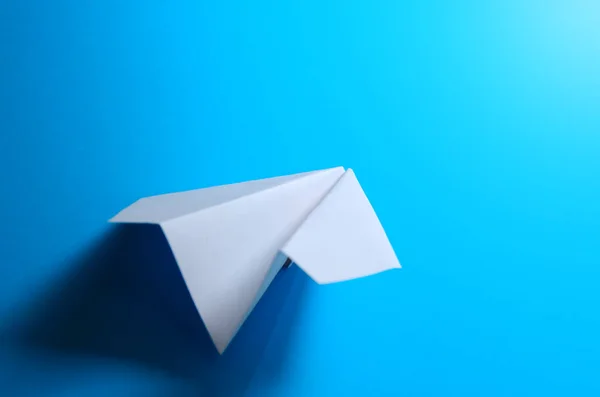 Avión Hecho Papel Blanco Sobre Fondo Azul —  Fotos de Stock