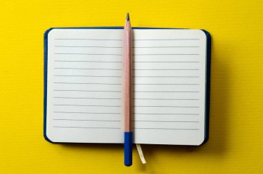 Notlar için not defteri boş bir sayfada açık. Kırtasiye, not kağıdı.