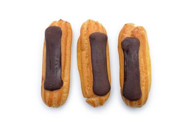 Beyaz arka planda izole edilmiş çikolata kremalı ekler. Şekerlemeci.