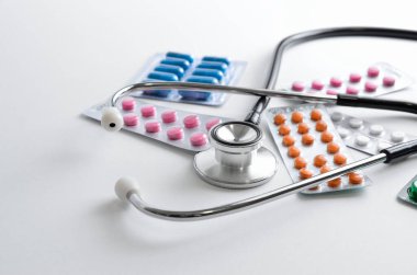 Beyaz arka planda eczane ve tıbbi malzemeler var. Aşı ve hastalıkların tedavisi için ilaçlar, grip ve koronavirüs salgınları. Epidemik roman Coronavirus COVID-19