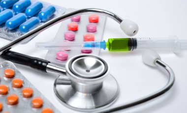 Beyaz arka planda eczane ve tıbbi malzemeler var. Aşı ve hastalıkların tedavisi için ilaçlar, grip ve koronavirüs salgınları. Epidemik roman Coronavirus COVID-19
