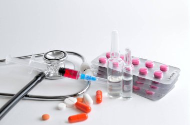 Beyaz arka planda eczane ve tıbbi malzemeler var. Aşı ve hastalıkların tedavisi için ilaçlar, grip ve koronavirüs salgınları. Epidemik roman Coronavirus COVID-19