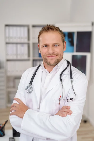 Guapo joven médico masculino con una sonrisa amistosa — Foto de Stock