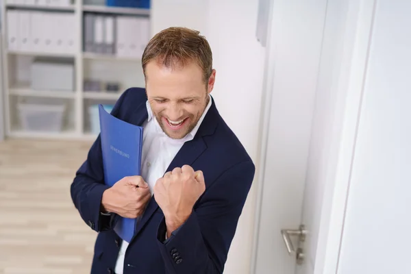 Erfolgreiche männliche Bewerber jubeln — Stockfoto