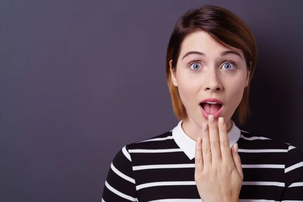 Astonished young woman with her mouth open — Stock Photo, Image