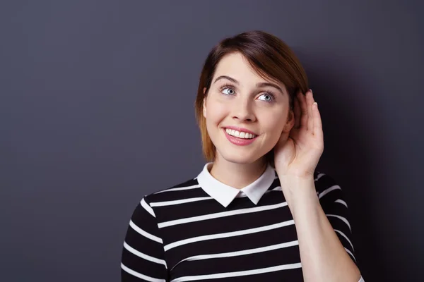 Vrouw gebaren als om te luisteren naar iets — Stockfoto