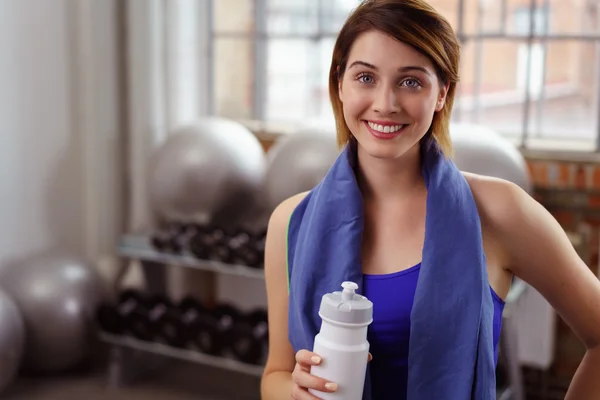Bella giovane ginnasta che beve acqua in bottiglia — Foto Stock