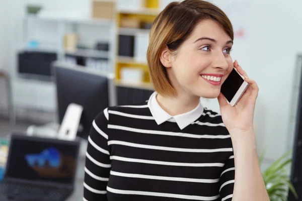 Mujer mirando hacia los lados hablando por teléfono en el trabajo —  Fotos de Stock