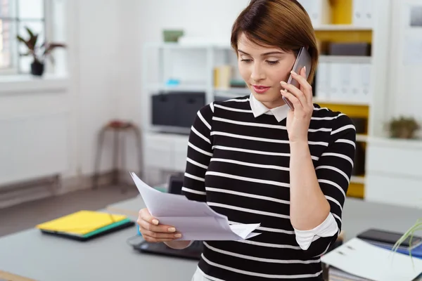 Young businesswoman discussing a document — Stockfoto