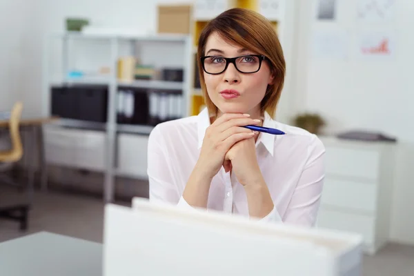 Femme avec une expression douteuse au travail — Photo