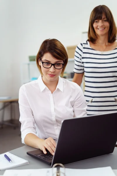 Giovane donna d'affari che lavora su un computer portatile — Foto Stock