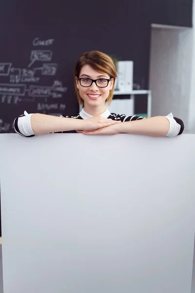 Confident friendly teacher with a blank sign — Stockfoto