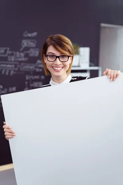 Professor sorridente ou estudante segurando um sinal em branco — Fotografia de Stock