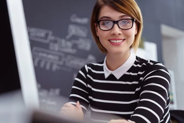 Primer plano de la científica informática femenina —  Fotos de Stock