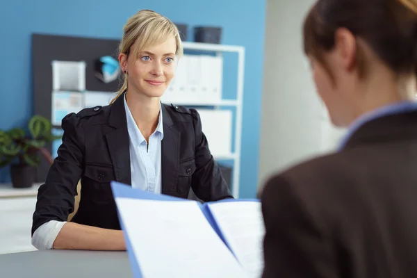 Confident young businesswoman in a job interview — Stock Photo, Image